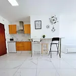 Apartment Near Subway And Supermarket